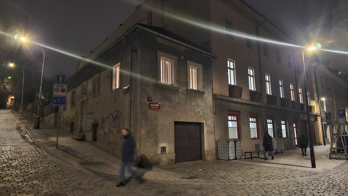 Praha se brání kritice LED lamp v ulicích, vědec ale upozorňuje na riziko drahé chyby